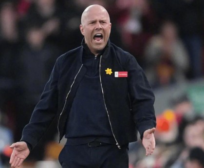 半岛体育官网-利物浦旧将彭南特质疑斯洛特换人致丢球|热刺|埃基蒂克|恩古莫哈|弗林蓬|加克波_新浪体育_新浪新闻