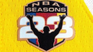 半岛体育APP-这是要退役了吗？詹姆斯将在剩余比赛中佩戴纪念臂章！