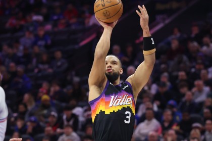 半岛体育官方网站-铁麻了！狄龙18中4仅拿11分6板2助1断 末节5中0