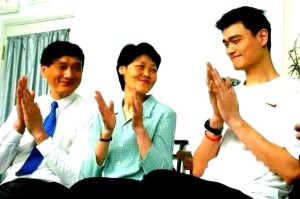 半岛体育-美媒体人：因杨瀚森来自中国就得和姚明相提并论？这话完全没逻辑