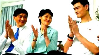 半岛体育-美媒体人：因杨瀚森来自中国就得和姚明相提并论？这话完全没逻辑