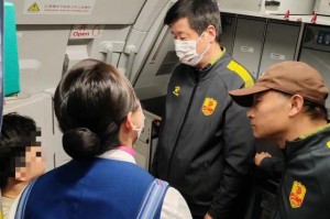 同机乘客突发身体不适 青岛红狮队医出手相救