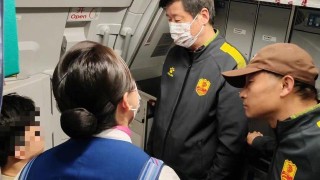 同机乘客突发身体不适 青岛红狮队医出手相救